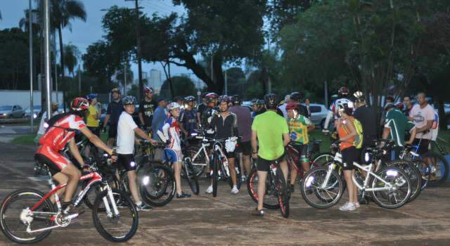  Ciclistas pedalam cerca 8 km na Afonso Pena para pedir ciclovia