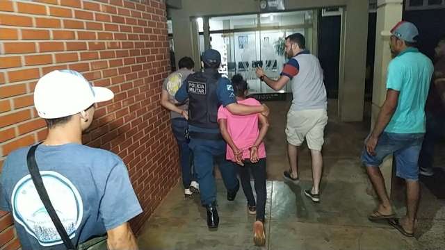 Bandidos que assaltaram taxista s&atilde;o agredidos ao chegar &agrave; delegacia