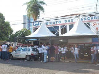 Sede do Sindicato na Rua Barão do Rio Branco fica na maior parte do tempo cheia de eleitores. (Foto: Caroline Maldonado)
