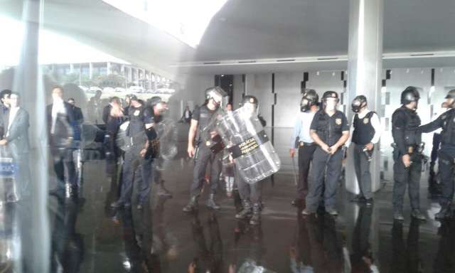 Contra reforma da Previd&ecirc;ncia, policiais invadem a C&acirc;mara dos Deputados