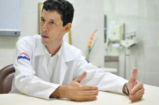 Infectologista Maurício Pompilio, só mesmo os exames laboratoriais para identificar tipos de gripe provocadas pelo vírus Influenza (Foto: Luciano Muta)