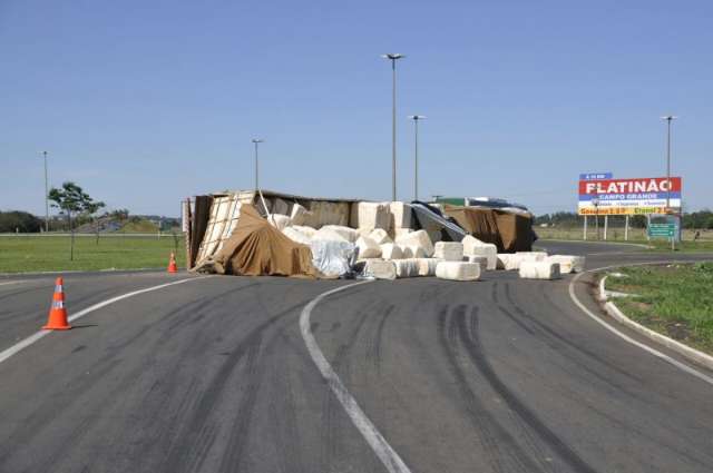Carreta bitrem carregada de algod&atilde;o tomba no anel rodovi&aacute;rio