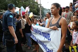 Manifestantes conseguiram falar com prefeito depois de contidos pela Polícia Militar (Foto: Fernando Antunes)