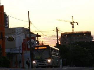 O dia amanheceu com céu claro em Campo Grande e não há previsão de chuva na cidade  (Foto: Saul Schramm)