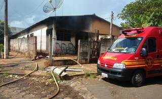 Frente da casa incendiada (Foto: Lucas dos Anjos/JP News)