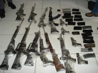 Armas, segundo a Polícia Federal, eram adquiridas no Paraguai. (Foto: Divulgação)