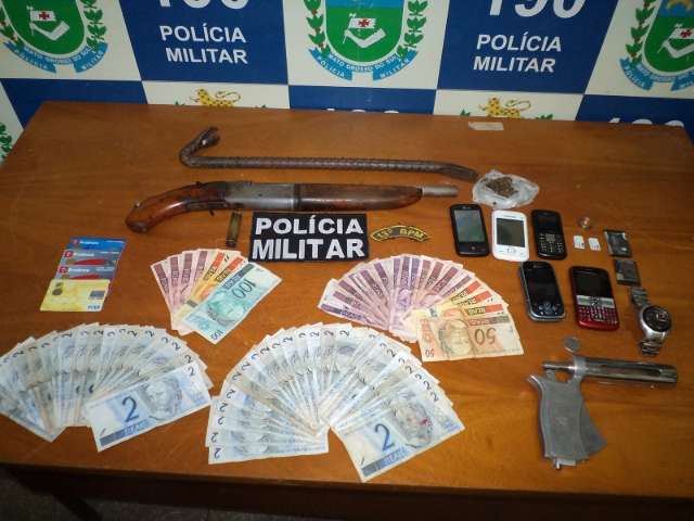 Trio &eacute; flagrado com v&aacute;rios produtos roubados, em Parana&iacute;ba 