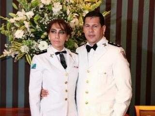 Tenente-coronel posa para foto ao lado do marido Vadeni. (Reprodução/Facebook). 