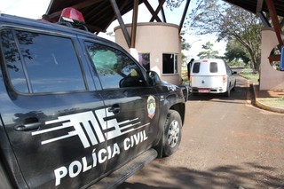 Viatura da Polícia Civil no local onde corpo foi encontrado (Foto: Saul Schramm)
