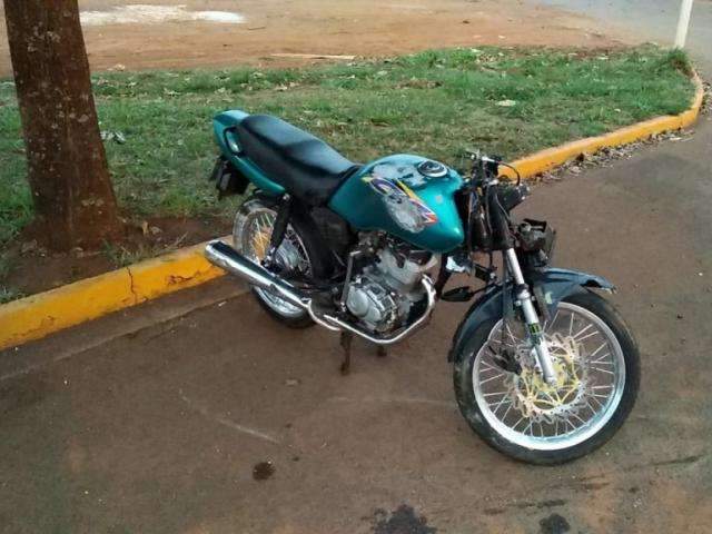 Em rotat&oacute;ria, motociclista perde controle, bate em poste e morre