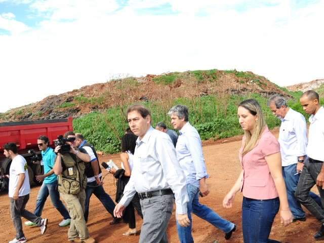 Alcides Bernal amea&ccedil;a reabrir lix&atilde;o, problema que durou quase 30 anos