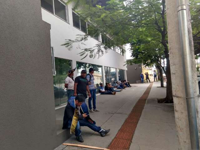 Grupo protesta na Funai e coordenador afirma que sofreu agress&otilde;es