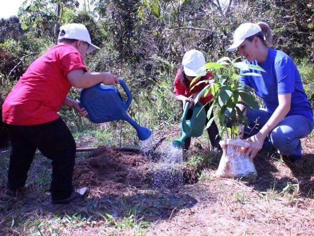 Recanto tem trilhas, passeio a cavalo e até árvores para crianças plantarem