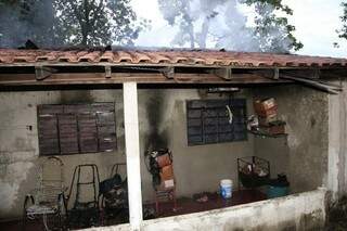 Residência pega fogo e é condenada por Corpo de  Bombeiros. (Foto: Edição de Notícias)