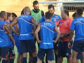 Equipe durante treino no estádio Douradão (Foto: Divulgação/Sete)