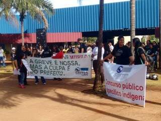 Professores em greve protestam na sede da prefeitura de Dourados (Foto: Divulgação)