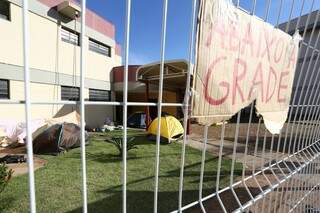 Alunos aproveitaram a manifestação e relataram os problemas da universidade (Foto: Marcelo Victor)