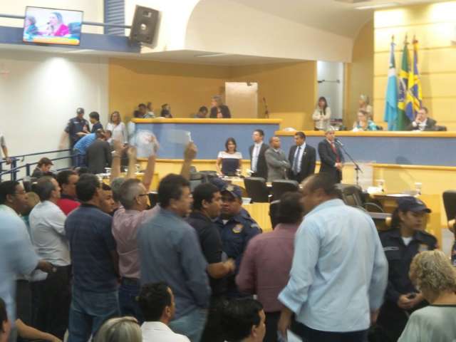 Manifestantes xingam e batem boca com vereador em sess&atilde;o tensa