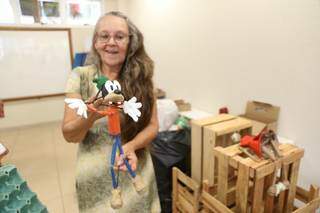 Jane Motta segurando um boneco articulado feito no projeto de reciclagem (Foto: Paulo Francis)