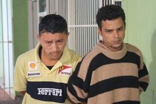 Marcelo, de blusa amarela, e Robert, de casaco de frio. Os dois foram presos por tráfico de drogas no bairro Caiobá. (Foto: Marcos Ermínio)