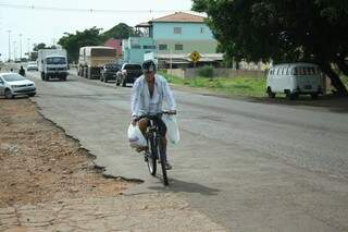 Luiz José gosta de andar de bicicleta, mas ultimamente tem evitado pedalar. (Foto: Marcos Ermínio) 