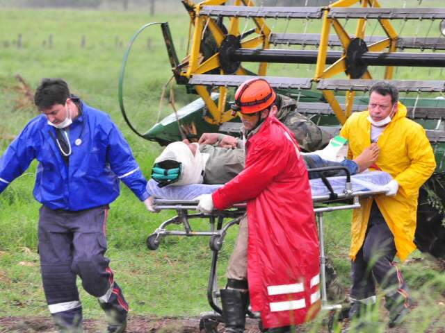  Idoso tem p&eacute; esmagado ao cair em colheitadeira  de milho em Campo Grande