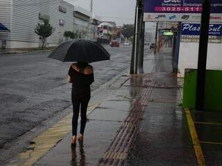 Pedestre na Coronel Antonino durante chuva nesta tarde (04). (Foto: Paulo Francis)