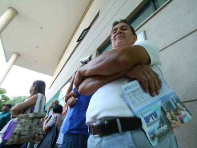 Contribuintes madrugam para pedir a restitui&ccedil;&atilde;o do valor da taxa do lixo