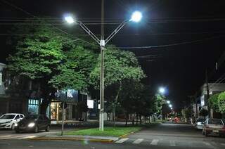 Rua do centro de Dourados iluminada com novas lâmpadas adotadas pela prefeitura (Foto: Divulgação/A. Frota)