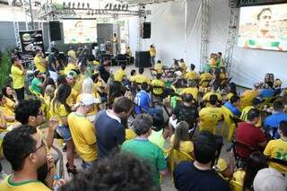 Em dia de jogo e festa da Copa, torcida feminina capricha na produ&ccedil;&atilde;o