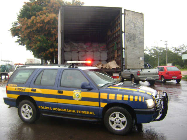  Cinco toneladas de roupas s&atilde;o apreendidas em caminh&atilde;o de mudan&ccedil;a