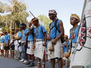 Antes de entrar na Assembleia, um grupo de 50 índios Guarani Kaiowá fizeram uma dança que representa um tipo de reza. (Foto: Gerson Walber)