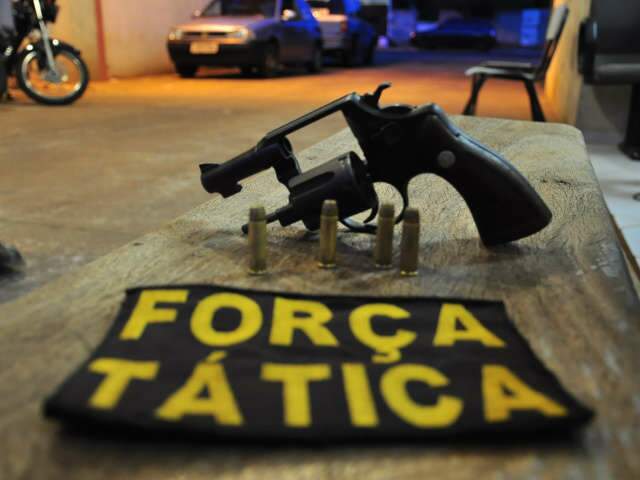 PM &ldquo;fica&rdquo; com preso por cerca de 1h antes de entregar &agrave; Pol&iacute;cia Civil
