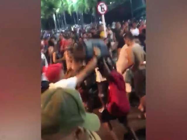 Briga generalizada e mulher espancada por 4 chocam pela viol&ecirc;ncia na Orla