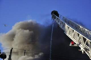 Bombeiros tiveram dificuldades para apagar incêndio na Planeta Real, no Centro (Fotos: João Garrigó)