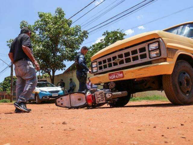 Batida em esquina sem sinalização e asfalto deixa motociclista inconsciente