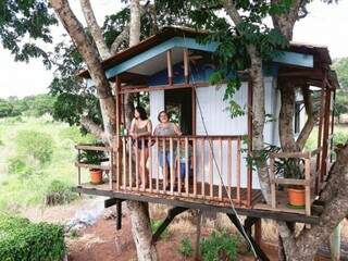 Letícia Brandão ao lado da avó, na casa que construída na árvore (Foto: Arquivo pessoal)