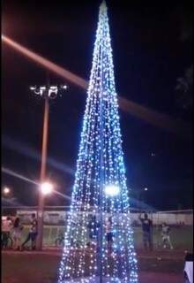 Com as luzes acesas, a árvore ilumina a praça e chama atenção dos moradores. (Foto: Arquivo pessoal)