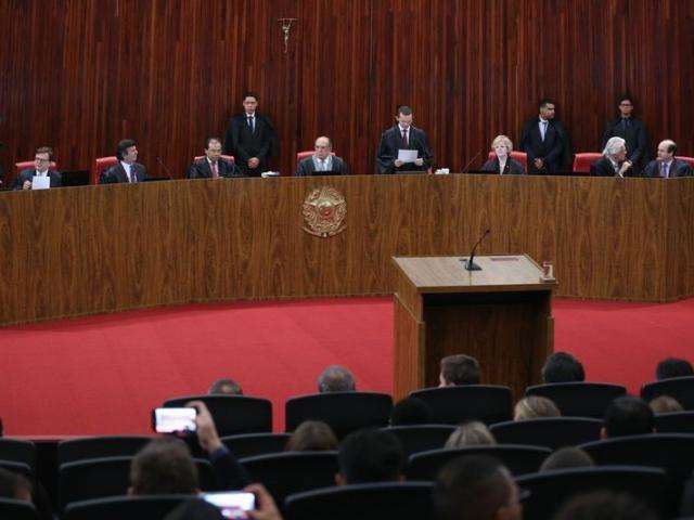 Sess&atilde;o termina e julgamento de Dilma-Temer volta nesta quarta-feira