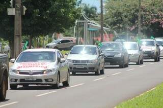 Automóveis com faixas e bandeiras do Brasil durante ato na Afonso Pena (Foto: Marcos Ermínio)