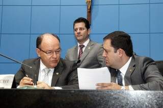 Junior Mochi ao lado do autor do programa, Márcio Fernandes, durante sessão na Assembleia (Foto: Assessoria/ALMS)