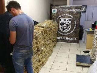 Jovem é preso pelo Bope após capotar veículo com quase 1 ton de maconha Jovem é preso pelo Bope após capotar veículo com quase 1 ton de maconha