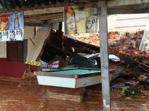 Casa de comerciante &eacute; destru&iacute;da durante chuva: &quot;perdi tudo&quot;