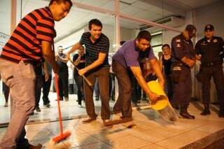 Aliados de Bernal lavam o paço em protesto e na festa da volta (Foto: Marcos Ermínio)