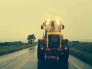 Maquin&aacute;rio agr&iacute;cola trafega de forma irregular e coloca viajantes em risco