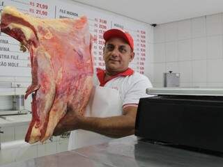Segundo Mário Márcio Carvalho, o consumidor tem optado por comprar carne em oferta   (Foto: Marcos Ermínio)