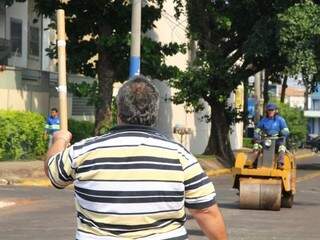 Empresário solta fogos para comemorar operação tapa-buraco em avenida (Foto: Marcos Ermínio)