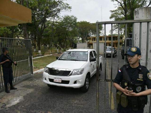 Pol&iacute;cia ca&ccedil;a celular em cela de membros do PCC, mas Pav&atilde;o escapa de buscas