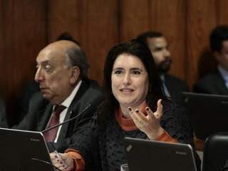Sentada ao lado de Pedro Chaves (PSC), Simone Tebet critica objetivos da legalização dos jogos de azar (Foto: Divulgação)
