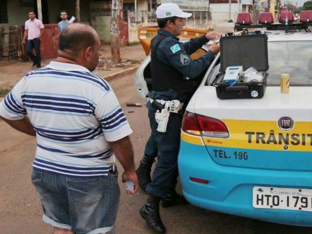 Condutor &eacute; preso por embriaguez ap&oacute;s bater carro em ca&ccedil;amba e poste 